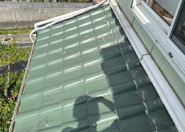 市川町の皆様へご紹介する下屋根の部分的な葺き替え工事を行う前の様子