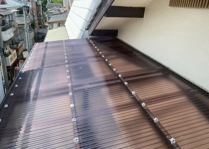 神戸市東灘区で3階建てベランダ屋根の波板貼り替えを行った後の様子
