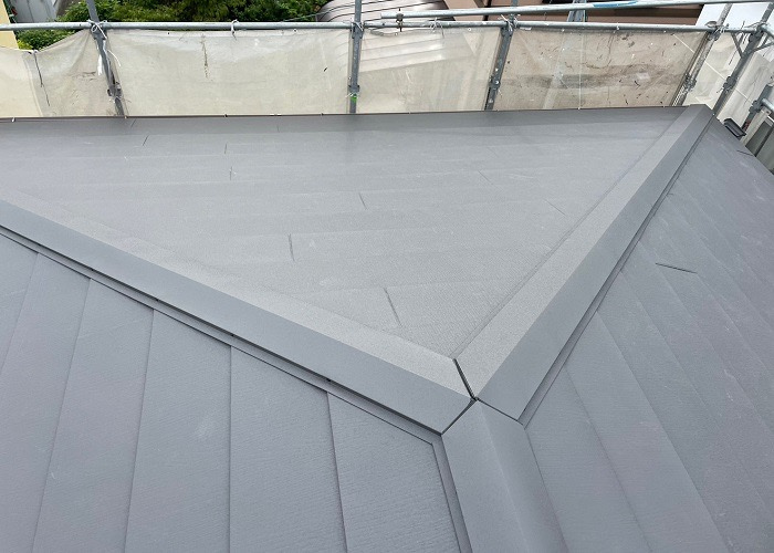 伊丹市でスレート屋根へのカバー工法を行った後の様子