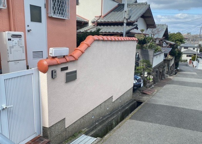 三木市で剥がれの酷い擁壁の塗装工事が完了した様子