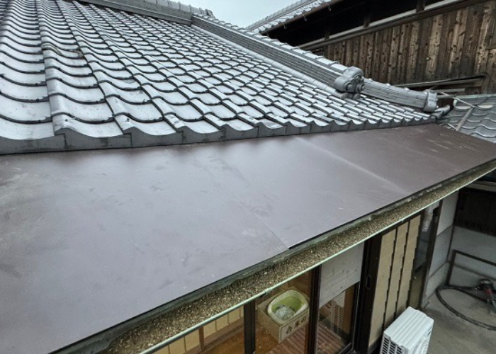 猪名川町　酸化して穴が空いている庇屋根へガルバリウム鋼板を用いて板金工事を行った後の様子