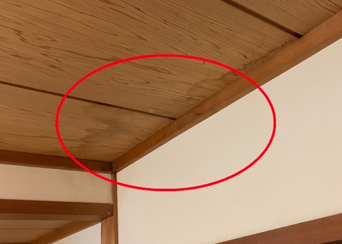 神戸市灘区　ベランダから雨漏りして室内の天井にシミが出来ている様子