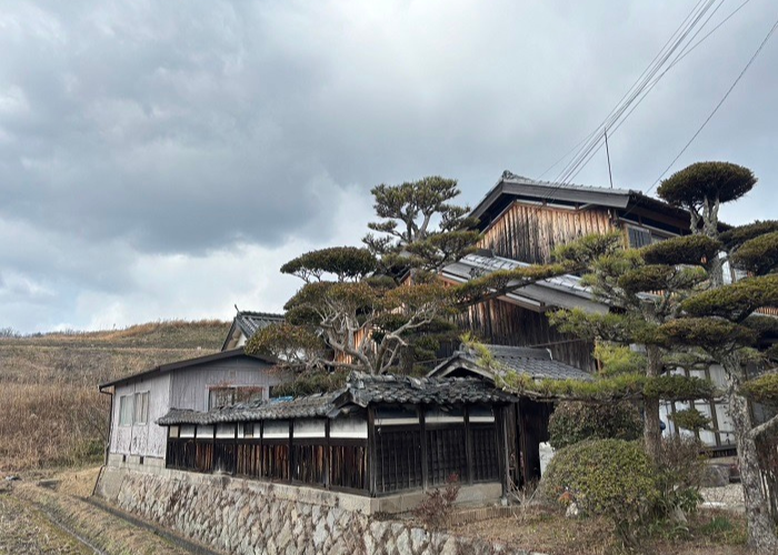 三木市で擁壁の笠木瓦を取り替える前の様子