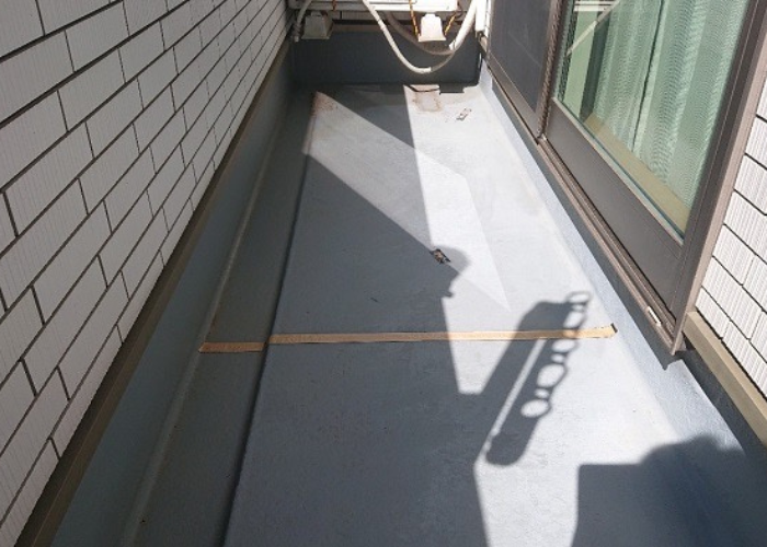 三木市の戸建てでひび割れたベランダ床にウレタン防水密着工法を行う前の様子