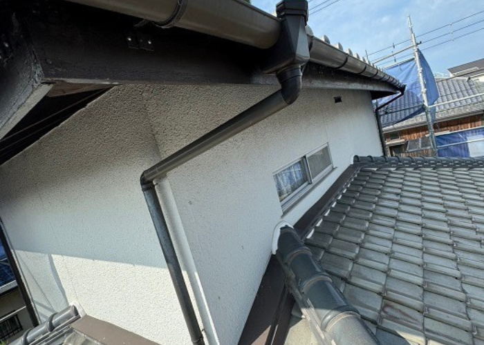 猪名川町　劣化した半丸雨樋を取り替える前の様子