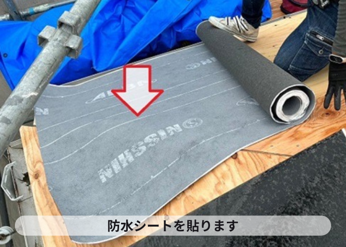 尼崎市　屋根耐震工事で防水シートを貼ている様子