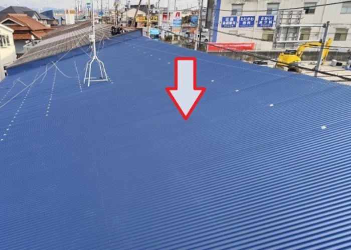 三木市の貸店舗で格安の屋根リフォームとしてスレート屋根の雨漏りを解消する現場で屋根葺き