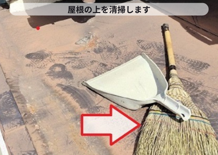 宝塚市　玄関屋根への板金工事で清掃している様子