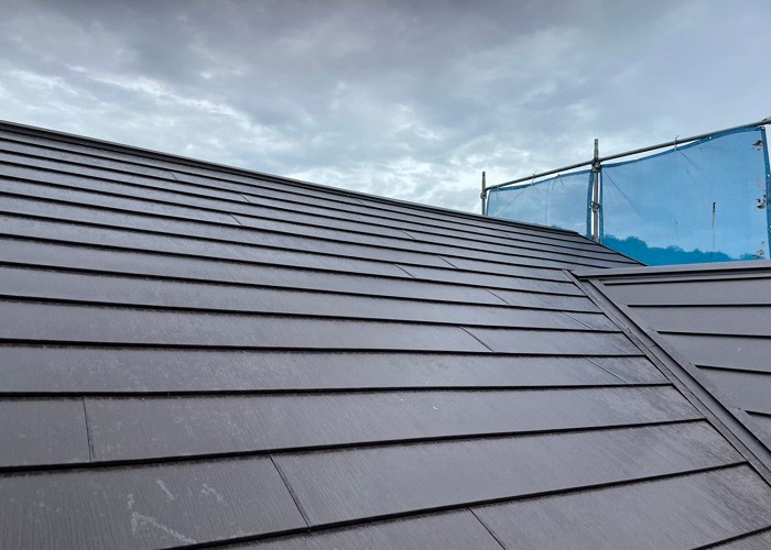 神戸市灘区　スレート屋根の台風対策でカバー工法を行った後の様子