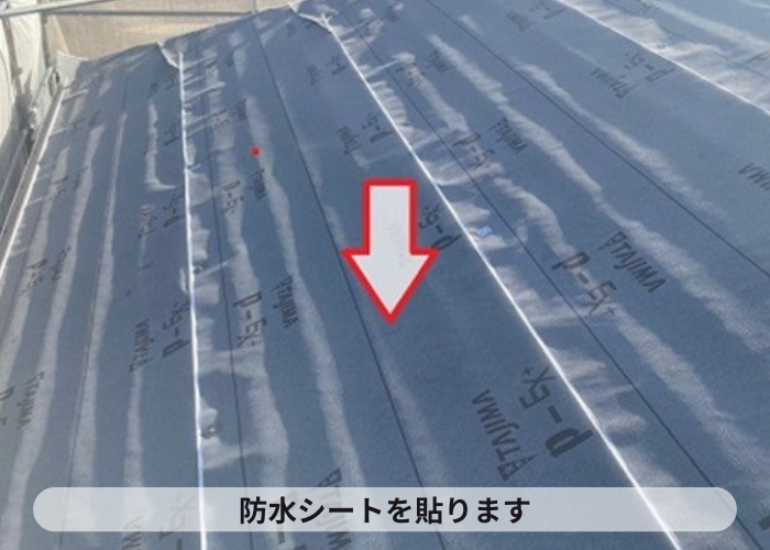 猪名川町　築浅の一軒家でコロニアル屋根へのカバー工法で防水シート貼り