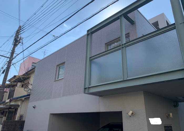 神戸市中央区にある3階建てハイツの様子