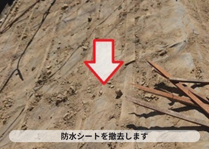 伊丹市　連棟屋根葺き替え工事で古い防水シートを撤去している様子