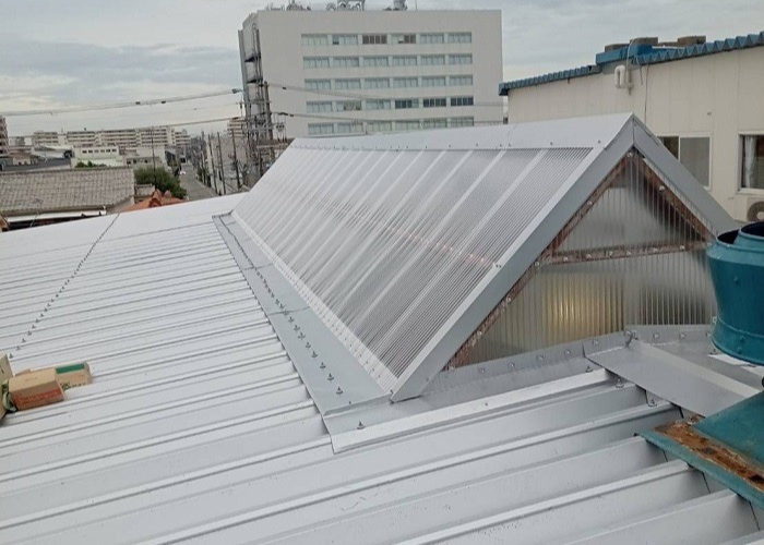 伊丹市　工場屋根の折板１５０屋根の改修工事を行た後の様子