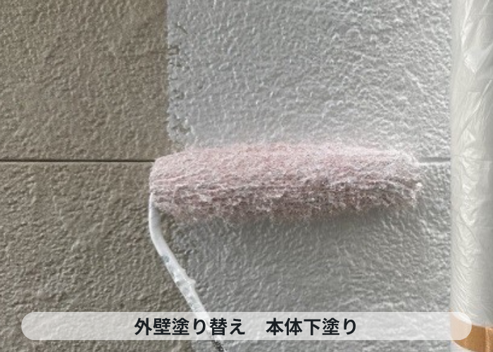 神戸市西区で日本ペイントのラジカル制御を用いて外壁塗り替えを行う現場で下塗り