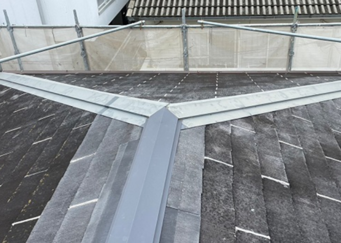 伊丹市でスレート屋根へのカバー工法を行う前の様子