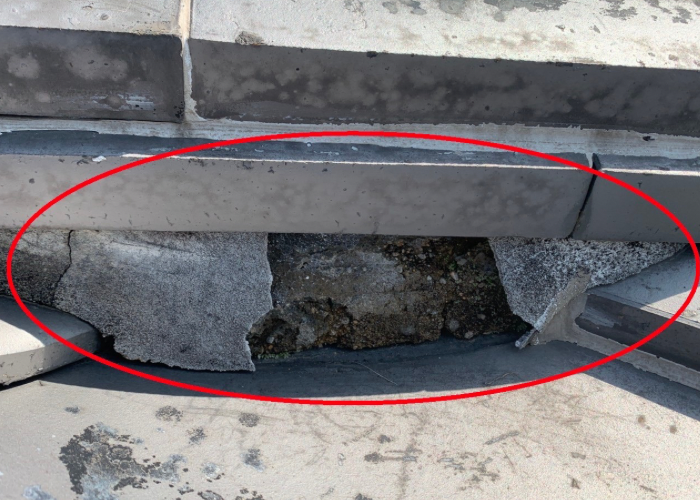 三木市　棟瓦の漆喰が剥がれている様子