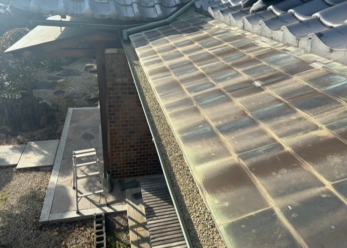 猪名川町　酸化して穴が空いている庇屋根へ板金工事を行う前の様子