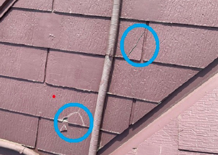 市川町にお住まいの方へご紹介する下地補強を用いてスーパーガルテクトを使用した屋根カバー工法する前の割れた屋根材