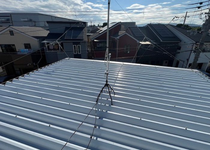 伊丹市で折板屋根をカバー工事した後の様子