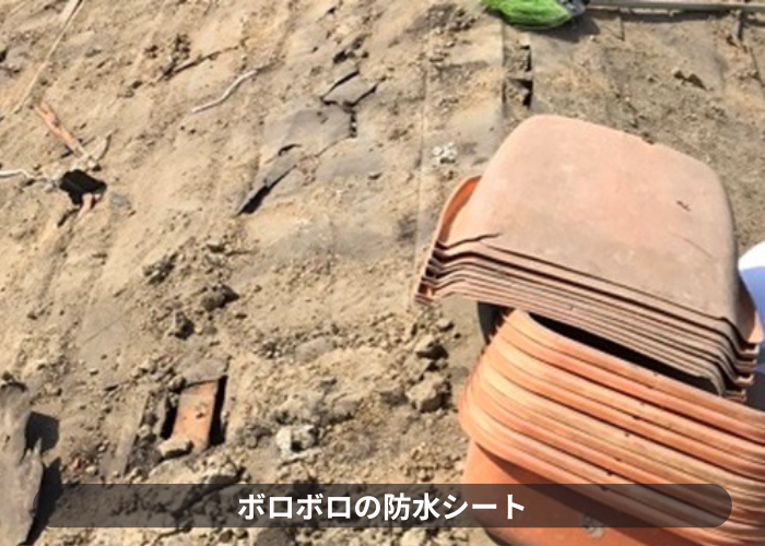 伊丹市　屋根葺き替え工事で42年前の防水シートがボロボロの様子