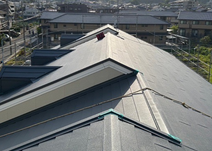 宝塚市　マンソンスレート屋根の屋根カバー工事完了