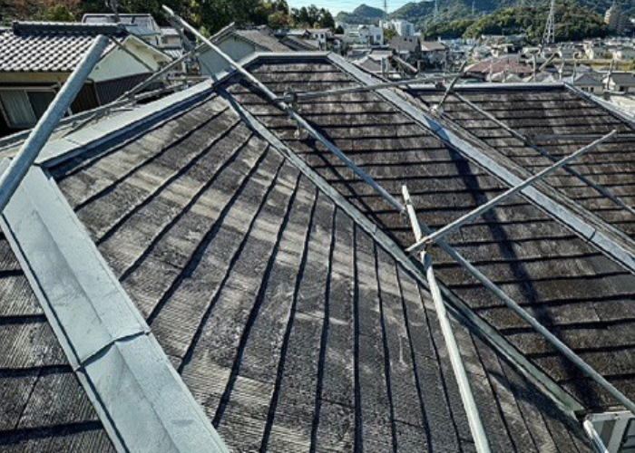 市川町の皆様へ姫路市で行ったＳＧＬ鋼板屋根材を用いた屋根カバー工事を行う前の様子