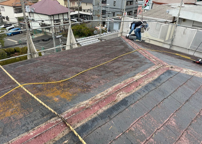 芦屋市　4階建てマンションのスレート屋根へカバー工事する前の様子