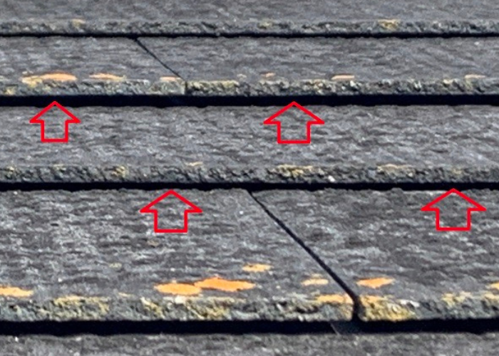 神戸市灘区　カラーベスト屋根が浮いている様子