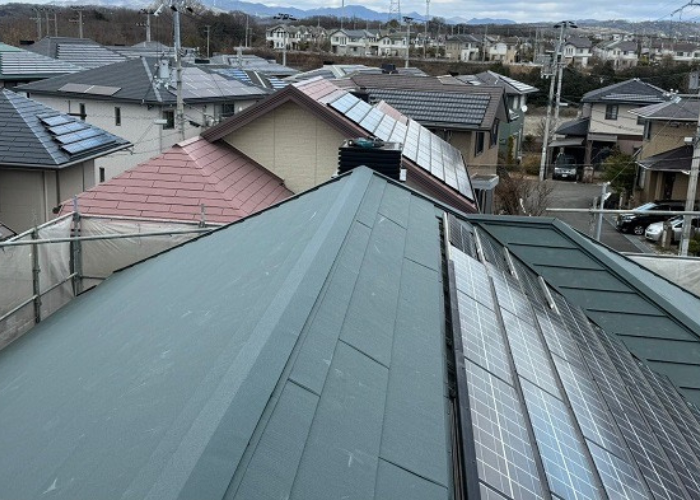 猪名川町　太陽光パネル付きの屋根カバー工事を行った後の様子