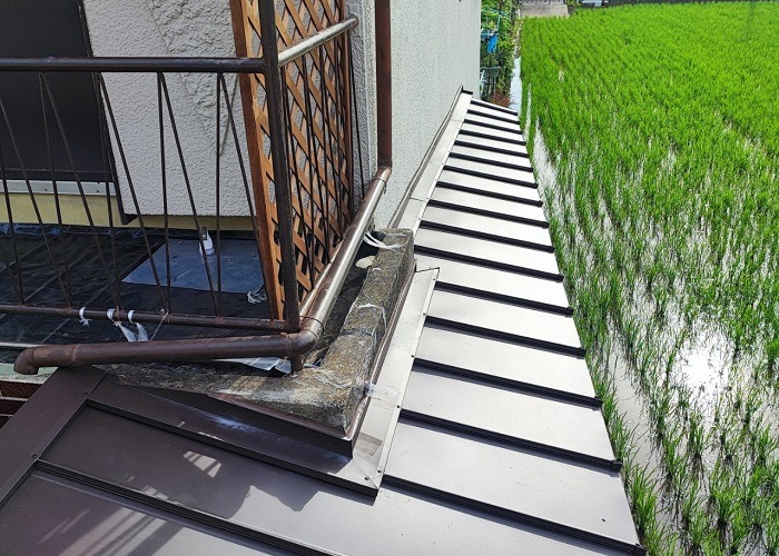 伊丹市　増築部分のスレート屋根へ立平を葺いた後の様子