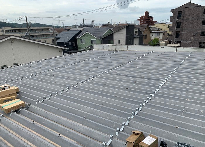 市川町の皆様に折板屋根へのカバー工法費用をご紹介する現場の施工前