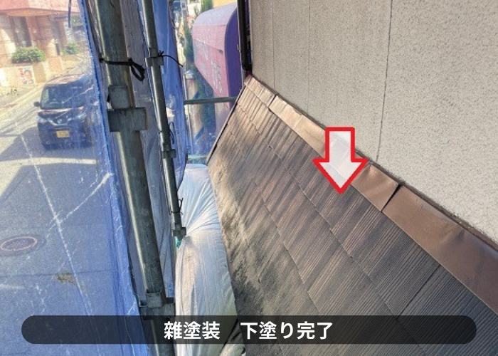 宝塚市　スレート葺きの庇屋根の塗り替え工事で下塗り完了