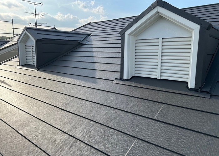 宝塚市　マンションの鳩小屋付きスレート屋根へのカバー工事を行った後の様子