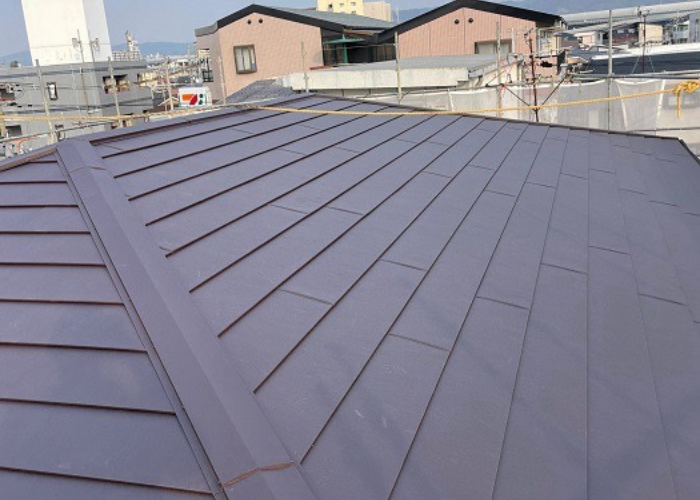 芦屋市　4階建てマンションのスレート屋根へのカバー工事が完了した後の様子