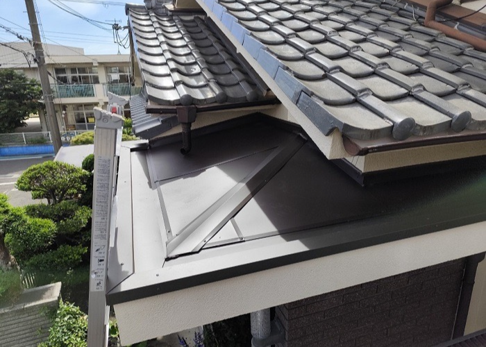 宝塚市　玄関屋根への板金工事を行った後の様子