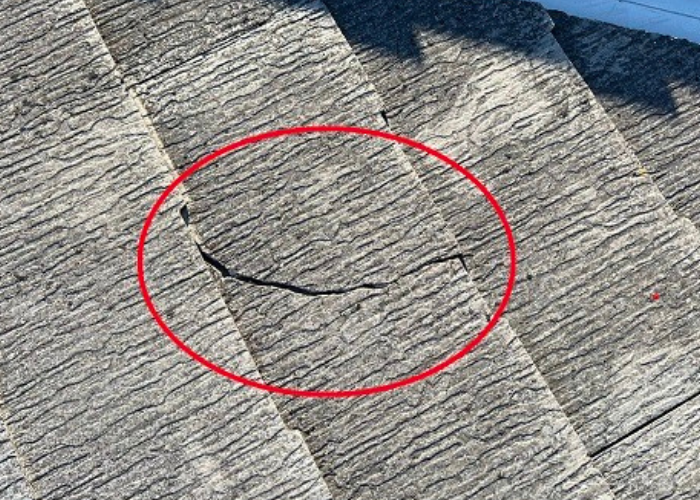 神戸市灘区　スレート屋根がひび割れている様子