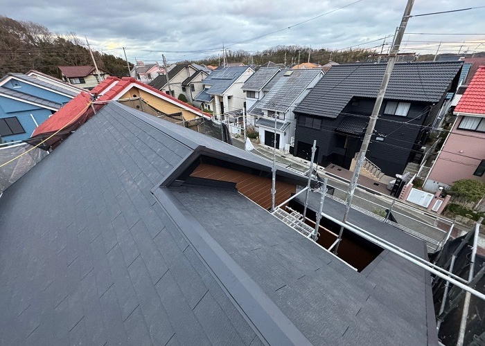 猪名川町　コロニアルクァッドを用いた葺き替え工事を行った後の様子