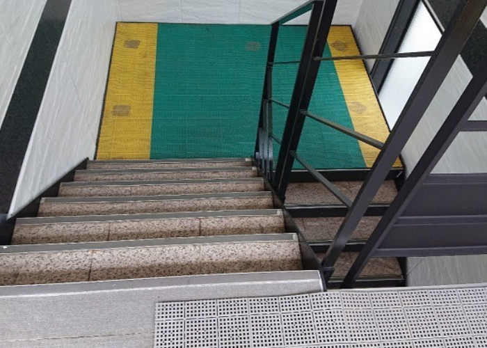 西宮市　4階建てハイツの劣化した共用階段のステップシートを貼り替える前の様子