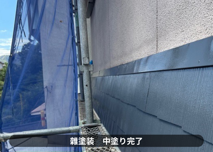 宝塚市　庇屋根の部分塗装で中塗りしている様子