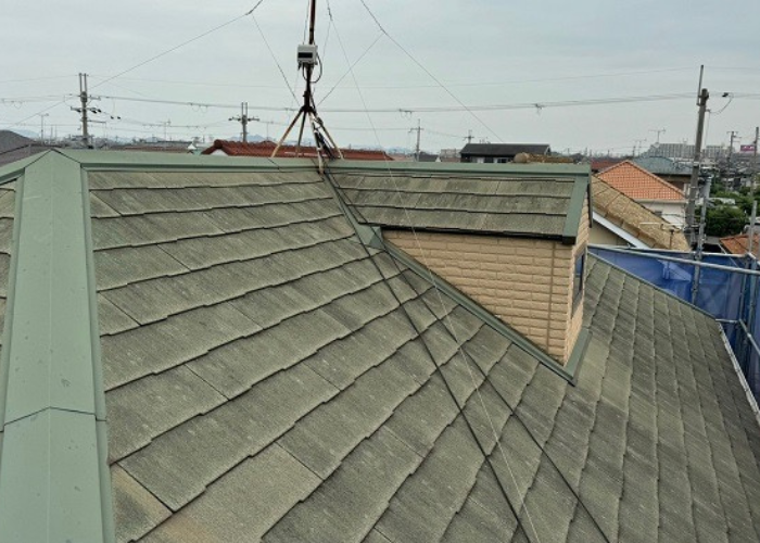 猪名川町　鳩小屋付きの屋根重ね葺き工事を行う前の様子