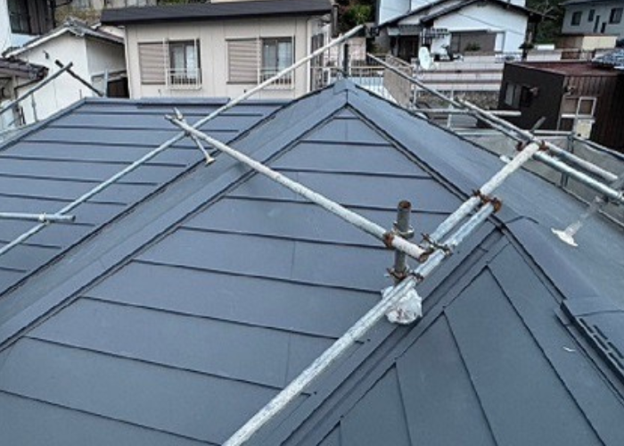 市川町の皆様へ姫路市で行ったＳＧＬ鋼板屋根材を用いた屋根カバー工事を行った後の様子