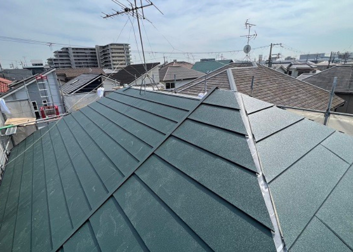 尼崎市　屋根断熱工事でスーパーガルテクト葺き