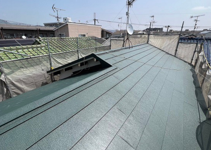 伊丹市　ガルバリウム鋼板製の屋根材を葺いた様子
