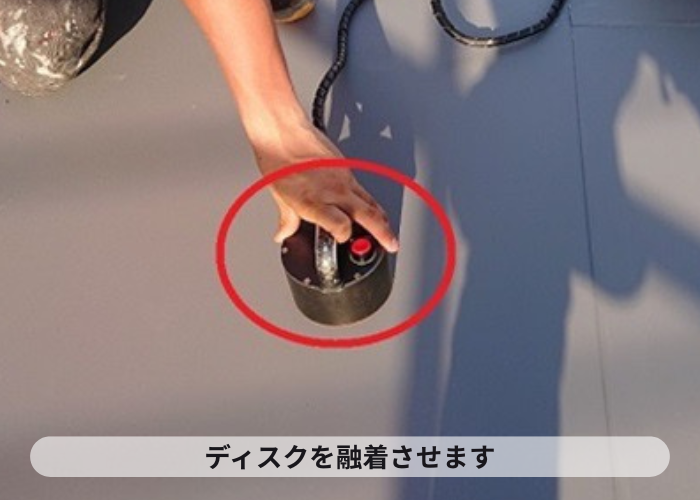 尼崎市　マンション屋上防水工事で塩ビシートを融着させている様子