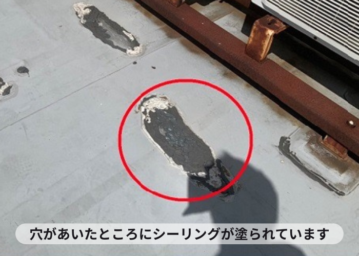 尼崎市　塩ビシート防水に穴が開いている部分にシーリングが塗られている様子