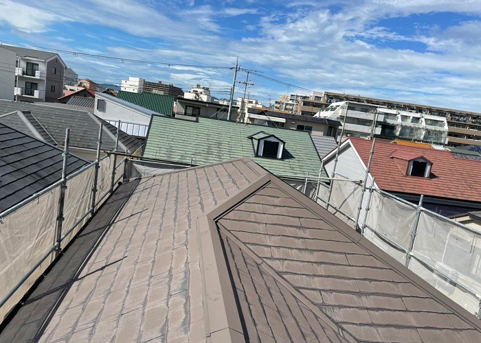 芦屋市　コロニアル屋根への重ね葺き工事を行った後の様子