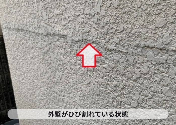 尼崎市　外壁にひび割れも発生している様子