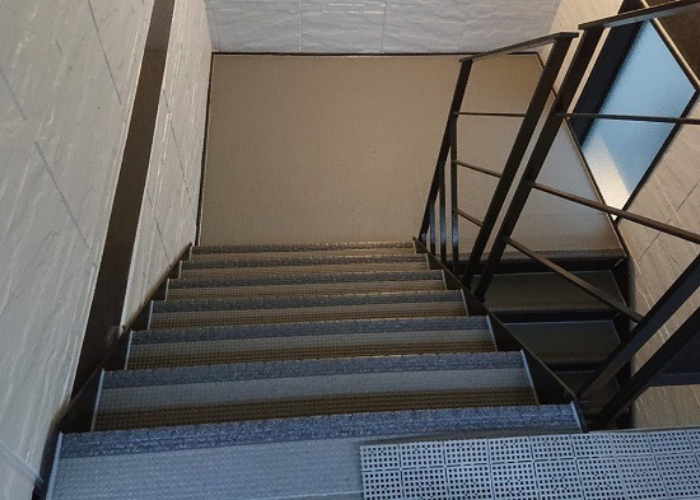 西宮市　4階建てハイツの劣化した共用階段のステップシートを貼り替えた後の様子