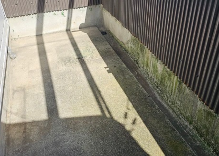 伊丹市　2階建てアパートの雨漏り修理を行う前の様子