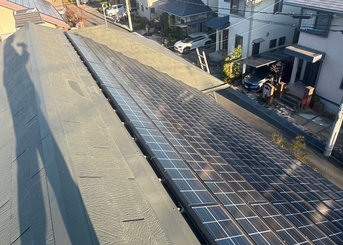 猪名川町　太陽光パネル付きの屋根カバー工事を行う前の様子